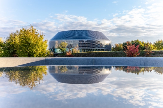 The Novartis Pavillon is located in the Park South of Novartis Campus